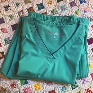 Uniform Advantage Easy Stretch Scrub Set in Green